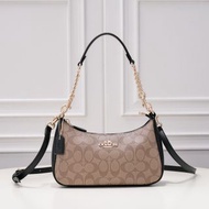 Coach 蔻馳 新款Teri腋下包CA548 比麻將包更大 容量拉鏈弧度顯得更好看 配有兩條肩帶 包身簡約大方 硬挺的結構盡顯干練、利落的氣質尺寸:24.5cm長x13cm高x6cm寬