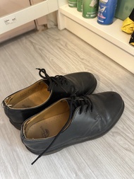 Dr Martens 黑色皮鞋