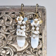 藍 opal 與飽滿的月光石、海藍寶、白蝶貝小花的耳環