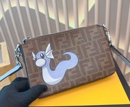 🆕 FENDI x Pokemon寶可夢 x FRGMT藤原浩聯名 Baguette 圖案印花可調節肩帶拉鏈開合 牛皮  男女同款 棕色