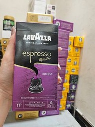 $110／4盒，$300／12盒，Lavazza 的Nespresso 相容咖啡膠囊，共有兩種口味：
左側： Lavazza Qualità Oro 咖啡膠囊，採用100% 阿拉比卡豆，具有花香和果香