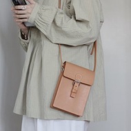 手工手縫蜜色植鞣真皮經典翻蓋背包手機包