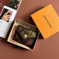 新款 ::LOUIS VUITTON:: LV M15337 Vivienne Winter Holiday吉祥物圖樣 內紫紅 Victorine 短夾 錢包