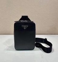 全新prada brique saffiano black 黑色 三角形琺瑯Logo 小牛皮 郵差包胸包 肩背包 男士 手袋2VZ106-9Z2-F0002