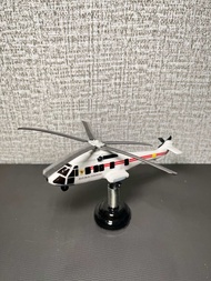 Miniatur Helikopter super puma L2. Model Resin Putih dengan Detail Merah dan Kuning di Stand Hitam. 