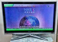 功能正常，Hisense 32吋、全高清（1920×1080）電視機，金屬中心單腳座（可以...左 / 右轉動）。內置...2個USB插座丶***不可以主動上網。