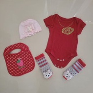 新生兒套組 寶寶衣物 goomi 金孫包屁衣 +草莓圍兜 +動一動有鈴聲的熊熊襪 +兔子寶寶帽