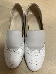 Junda 白色雕花皮鞋