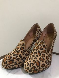 [鞋子] 霸氣豹紋跟鞋。連鞋跟一體式設計