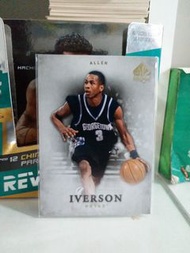 NBA basketball sports playing card 運動體育 籃球明星收藏閃卡 Allen Iverson 亞倫艾佛遜 戰神 ~
喬治城大學Georgetown University