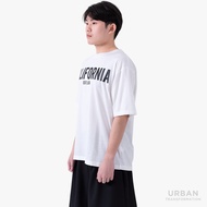 URBAN : MENS OVERSIZED GRAPHIC TEE เสื้อยืดโอเวอร์ไซส์ผู้ชาย รุ่น 1UTMT5080 สี ไวท์ - White