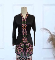 Kebaya Encim Modern Berbordir Warna Lengan Panjang dengan Bordir Bunga dan Renda di Bagian Depan ser