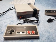 全新 兒時回憶玩具，國產迷你任天堂灰機遊戲機，視頻輸出，兩手制，稱610合一，紅白電玩機遊戲，測試應有一半重複，得意好玩，小朋友一定喜歡，好玩有趣，無限回憶，只給懂得的，全新無用過，包裝少殘，有花痕，