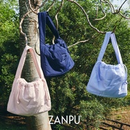 AW25 ZANPU Z-Puff Drawstring Tote Bag กระเป๋าทรงชิลล์สายแฟชั่นที่โดดเด่นด้วยฟอร์มนุ่มฟูจากการบุใยแบบ
