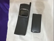 經典 諾基亞 Nokia 8110 手機及2個原裝電池 / 收藏擺設 （已壞）
