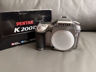 極罕銀色 PENTAX K200D 數碼單鏡反光相機連盒