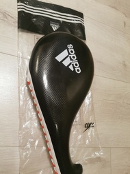 Adidas 愛迪達 跆拳道專業實心單面靶 速度手靶 訓練踢靶 (全新帶包裝)

英文：adidas Taekwondo Single Target Mitt / Kicking Paddle Foc