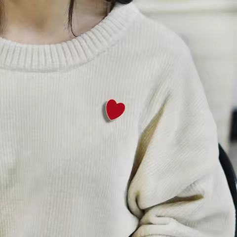 Women Brooches Fashion Red Heart Lover Enamel Pin Denim Jackets Bags Lapel Pins Cartoons Badge for W