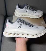 On Cloudmonster 慢跑鞋