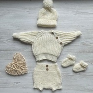 嬰兒象牙色手工針織服裝套裝：毛衣、帽子、內褲、襪子。很多顏色