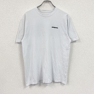 Patagonia短袖印花 T 卹，兩側印有大號 logo，淺藍色，M 碼，古著。