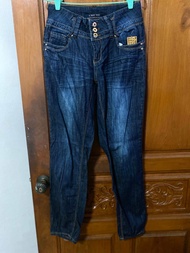 กางเกงยีนส์มือสอง  แบรนด์ CEST TOI เอว 26 สะโพก 38 เป้า 8 ยาว 40  ผ้ายืด สภาพดี ทรงสวย จีบหลัง
