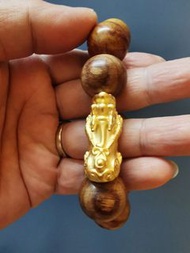 海南黃花梨招財金沙貔貅，大隻霸氣，海南黃花梨手串，20mm，天然物品，不適合完美主義者，，海南黃花梨亦稱“降壓木”，《本草綱目》中對海南黃花梨明的記載：叫降香，有舒筋活血，降血壓、降血脂的作用。海南黃