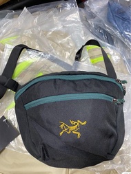 全新現貨不用等！ Arcteryx 始祖鳥 刺繡logo mantis 2  拼色斜咩袋