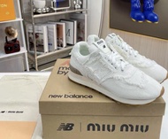 💜New Balance x MIU MIU 繆繆 NB 574 繫帶圓頭 牛仔做舊毛邊 低幫鞋 女款 白色Low-cut shoes women's white