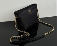 Prada 條錬單肩包，經典菱格車綫，袋口拉錬，size-19x16x8
