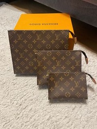 LV Trio Toilet Pouch M47195手拿包