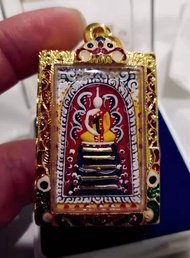 “19金龍婆坤崇迪佛” 这是龍婆坤早期24年前制作开光，崇迪佛是万佛之首，也是泰国五大古佛之一。 这是泰国聖僧龍婆坤亲自诵经开光，前面为七彩崇迪，还含有聖僧龍婆坤的頭发，相当珍贵。 佩戴崇迪佛牌有助于