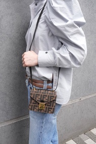 【日本直送 名牌中古包】FENDI 芬迪 經典 FF Logo 壓紋 帆布 翻蓋斜背包 焦糖棕色 Lock Canvas vintage 復古 老品 mbiimu