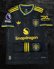 เสื้อแมนยู เกรดAAA 2025/26 เสื้อพร้อมกางเกง ตัวใหม่ล่าสุด มีอาร์มลีกส์ โลโก้เฟล็กยาง