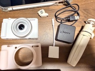 SONY ZV-1F 白色 Vlog 相機 自用索尼ZV-1F白色款  原裝充電器+數據線 硅膠保護套 讀卡器 優籃子三腳架 整體成色很新，平時都帶保護套使用，無拆無修無進水，所有功能正常 屏幕和鏡頭