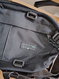 🙏🙏特價Podia Adventure黑色，可作腰包，胸包，斜孭袋，多用途，多間隔，只用 1～2次超新淨，閒置多。
高17cm ,橫30 cm ,闊8cm。
$120不議價，黃大仙鐵站或SF到付。gr