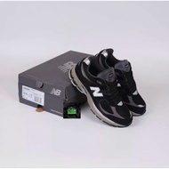 New Balance 2002R black Gray