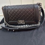 CHANEL BOY 經點菱格黑色25cm口蓋包