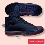 School shoes made from factory. Made of genuine camvas material.