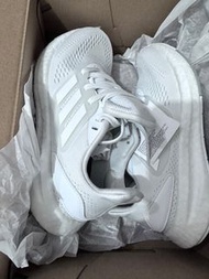 Adidas Pureboost 22 女款白色跑鞋