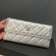 Chanel香奈兒 coco 羊皮翻蓋長夾 銀 銀釦