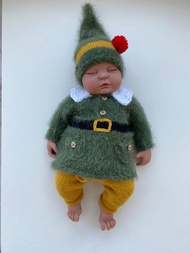 嬰兒手工針織裝：毛衣、褲子、帽子。