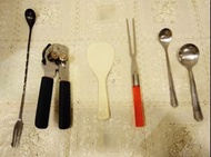 1個日本不銹鋼烤肉中長叉+1個大同飯匙+2個不銹鋼湯匙, 共4件+贈品(開罐器+雙頭湯叉匙）