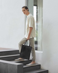 dash DA04 Tote M - Black กระเป๋าถือ