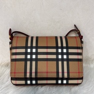 BURBERRY 4080066 PVC 防水格紋紅色牛皮 手拿包手機包郵差包記者包信差包小書包斜背包肩背包護照包