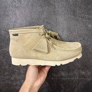 🤩必備袋鼠鞋🤩 復古百搭防水透氣麂皮休閒中幫靴 | Clarks Wallabee Boot GORE-TEX 淺沙色|