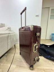 正品RIMOWA LIMBO Multiwheel 29寸 絕版酒紅色，幾乎無刮傷，附贈3000元訂做的黑色潛水衣材質保護套