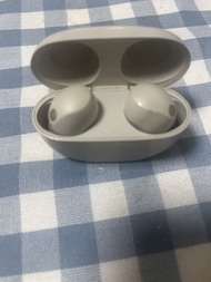 白色耳機充電盒 Sony  1000xm5