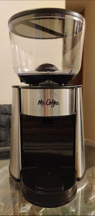Kitchen appliances (coffee grinder, toaster, stand mixer, pressure cooker)