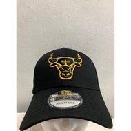 New Era 9Forty Chicago Bulls Black Cap Gold Outline Logo